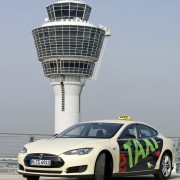 Tesla S am Flughafen